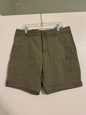 Old Navy Built-In Flex Army Green Shorts, Men’s Size 32, Gently Worn
